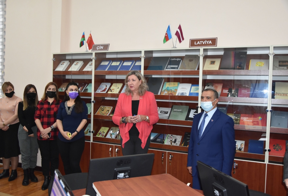 Latviyanın Azərbaycandakı səfirliyi Milli Kitabxanaya kitablar hədiyyə edib
