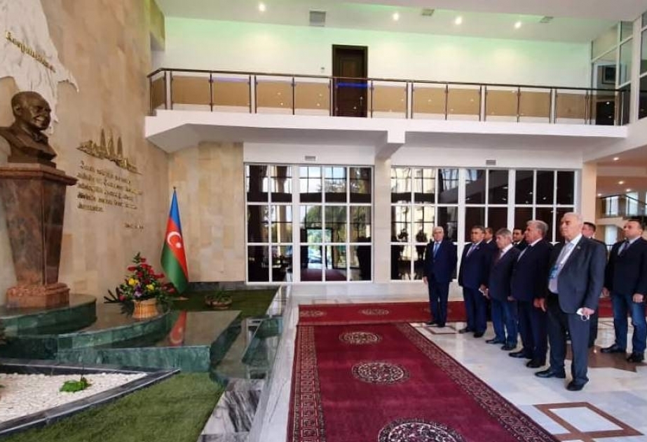 Milli Məclisin nümayəndə heyəti ölkəmizin Özbəkistandakı səfirliyində Ulu Öndərin abidəsini ziyarət edib