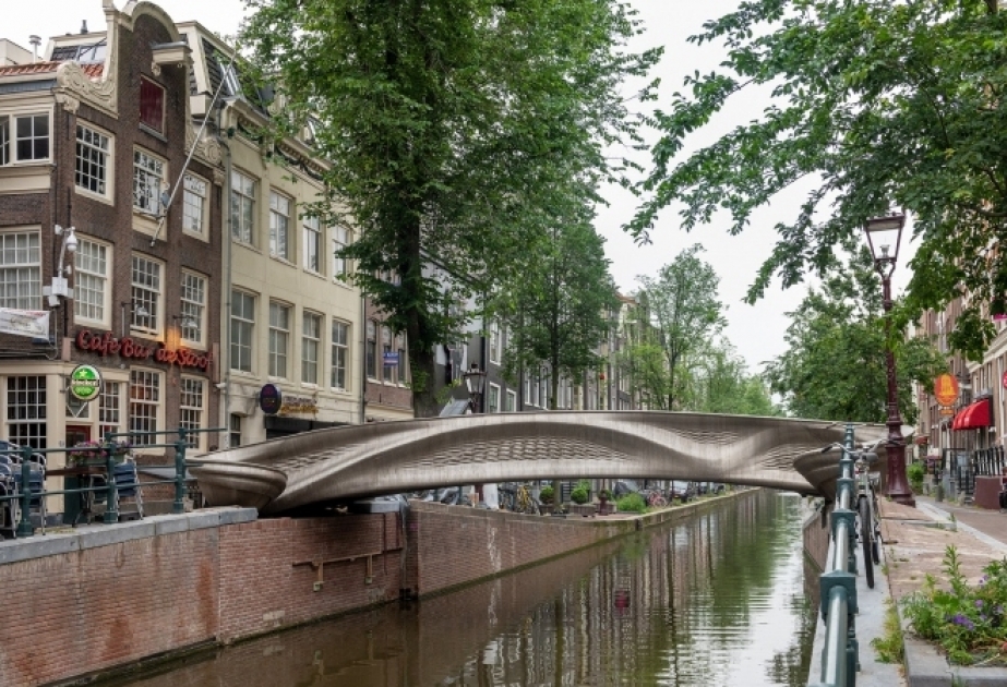 Amsterdamda 3D formatında polad körpü quraşdırılıb