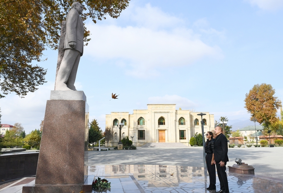 伊利哈姆•阿利耶夫总统与第一夫人梅赫丽班•阿利耶娃视察伊斯梅尔雷区  拜谒全民领袖盖达尔•阿利耶夫纪念碑