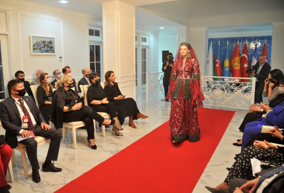 Fundación Internacional de Cultura y Patrimonio Túrquicos acoge la presentación de la colección de ropa nacional "Karabaj" de Gulnara Khalilova