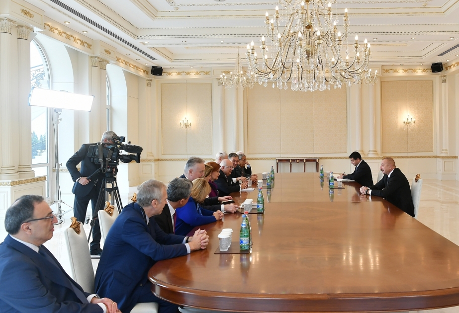 Ilham Aliyev recibe a los copresidentes y miembros de la Junta Directiva del Centro Internacional Nizami Ganjavi