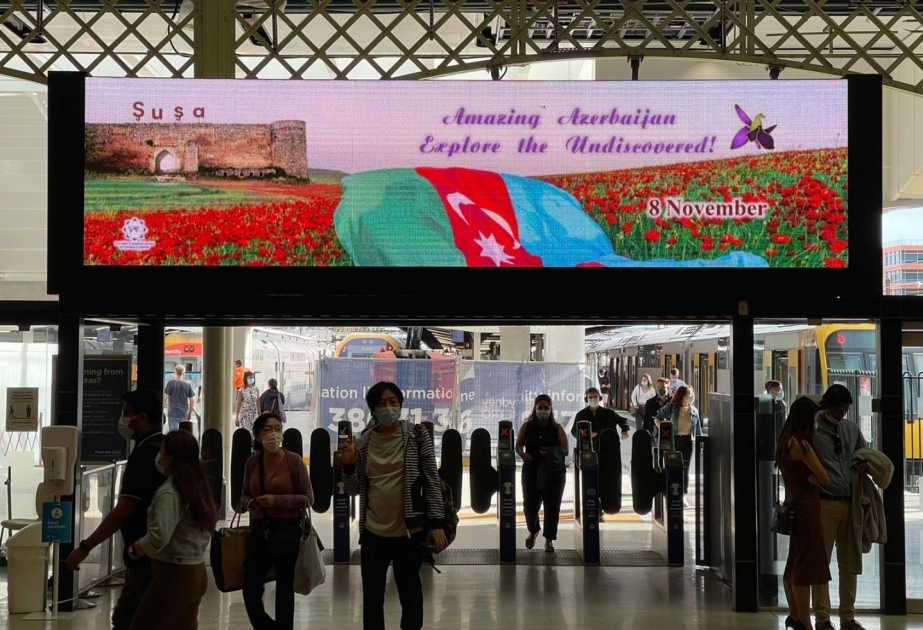 Se instalan vallas publicitarias con motivo del Día de la Victoria en el metro de Sídney
