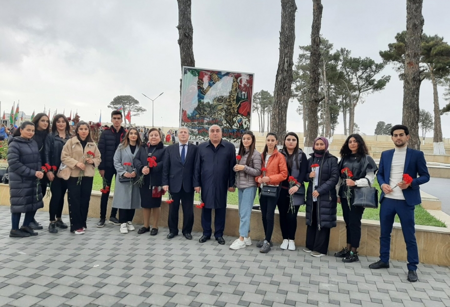 Pedaqoji Universitetin kollektivi İkinci Fəxri xiyabanda şəhidlərin məzarını ziyarət edib