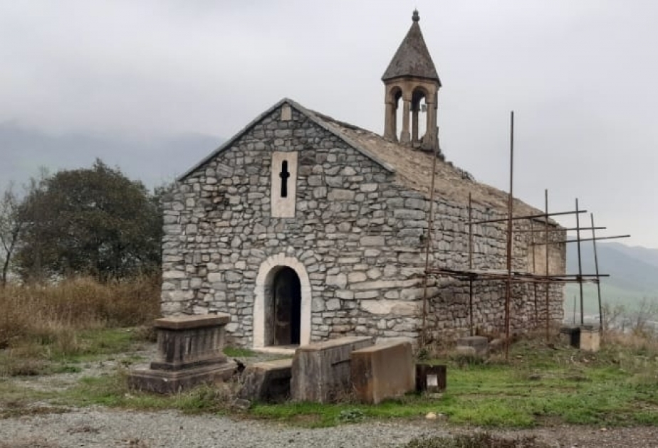 Los miembros de la comunidad cristiana albano-udí realizan ritos religiosos en la iglesia Aghkhach de Hadrut