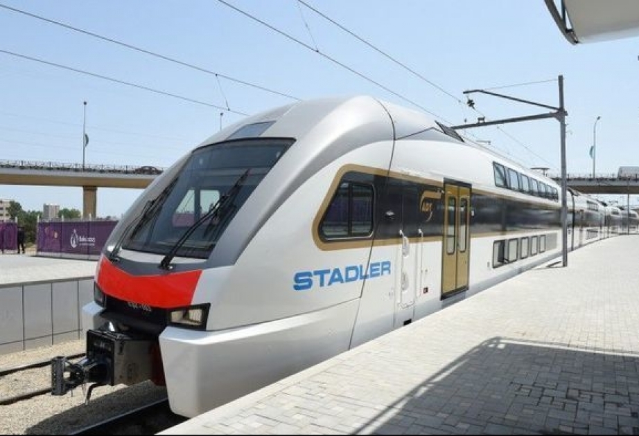 Bakı-Sumqayıt qatarının şüşəsini sındıran yeniyetmələr saxlanılıb