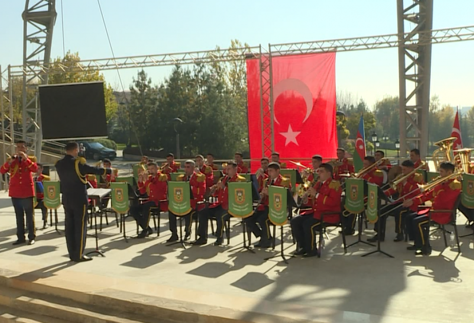 Heydər Əliyev adına Azərbaycan Ali Hərbi Məktəbinin orkestri Ankarada konsert proqramı ilə çıxış edib VİDEO