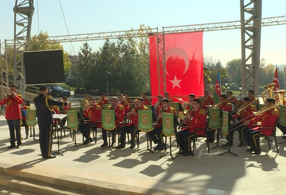 L'orchestre de l'Ecole militaire supérieure d'Azerbaïdjan s'est produit en concert à Ankara