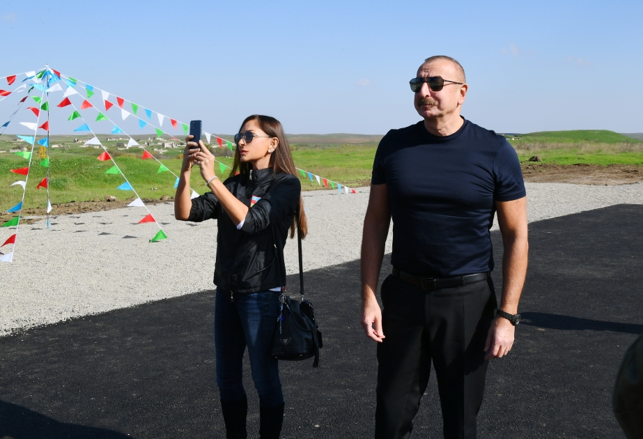 Präsident Ilham Aliyev und First Lady Mehriban Aliyeva sind in Schuscha angekommen