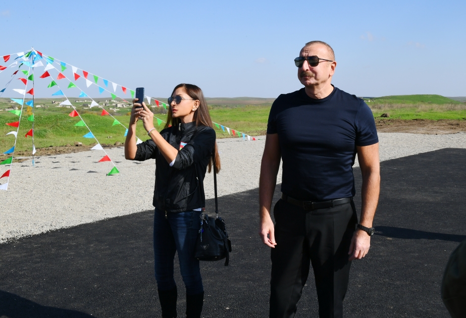 El presidente Ilham Aliyev y la primera dama Mehriban Aliyeva llegaron a la ciudad de Shusha para visitarla
