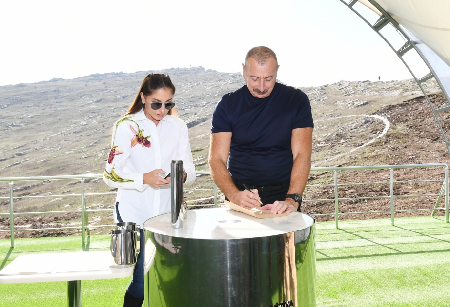 Le président azerbaïdjanais et son épouse posent la première pierre de la Station de radiodiffusion et de télévision de Choucha VIDEO