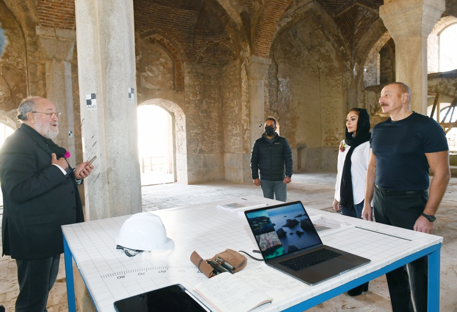 Präsident Ilham Aliyev und First Lady Mehriban Aliyeva inspizieren Restaurierungsarbeiten an Aschagi Govhar Agha Moschee VIDEO