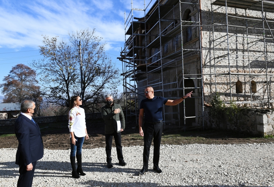 Präsident Ilham Aliyev und First Lady Mehriban Aliyeva machen sich mit Restaurierungsarbeiten am Mehmandarovs Herrenhaus in Schuscha vertraut VIDEO