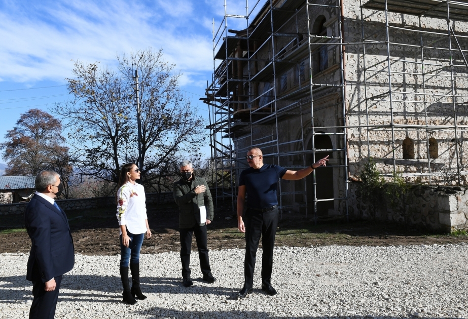 El Presidente y la Primera Dama conocen las obras de restauración del complejo-finca de los Mehmandarov en Shusha
