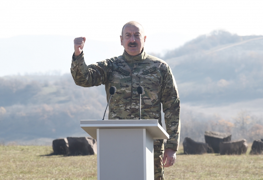 Le président de la République Ilham Aliyev prononce un discours devant les militaires à Choucha VIDEO