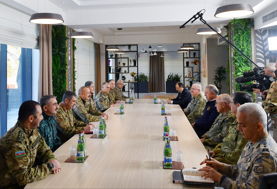 Präsident Ilham Aliyev empfängt türkische Delegation um nationalen Verteidigungsminister VIDEO