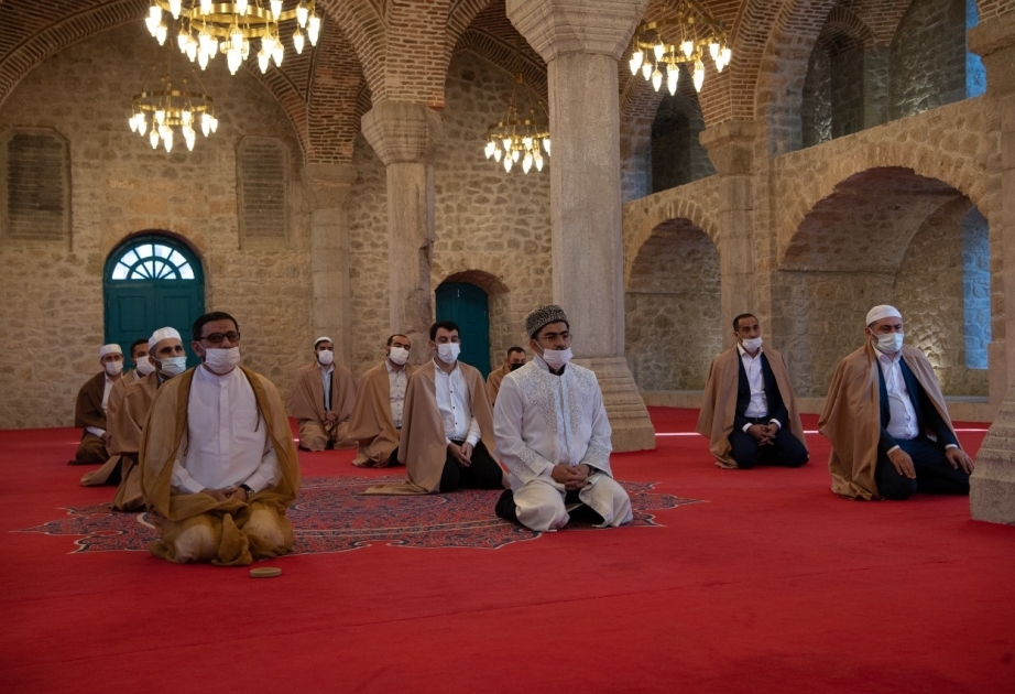 El rezo de agradecimiento se realizó en la mezquita de Yukhari Govhar Agha