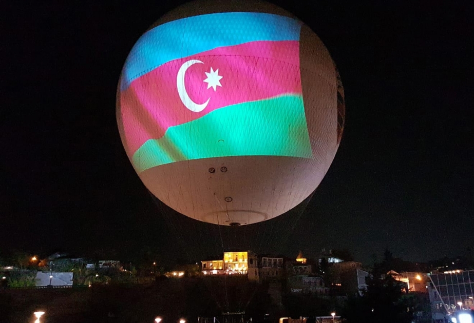 Azərbaycan Bayrağı və Xarıbülbül Tbilisi səmasında