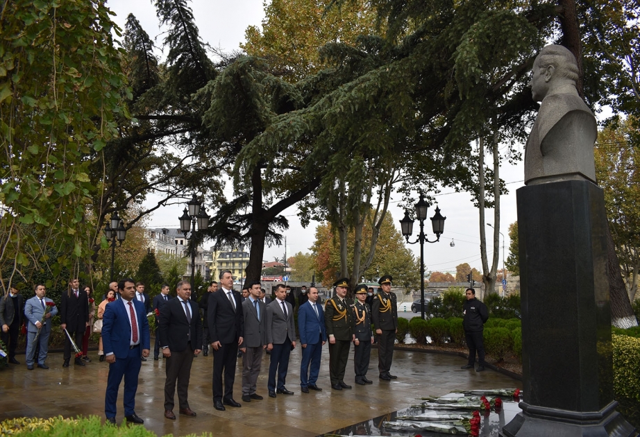 Zəfər Günü ilə əlaqədar Ulu Öndərin Tbilisidəki abidəsi ziyarət olunub
