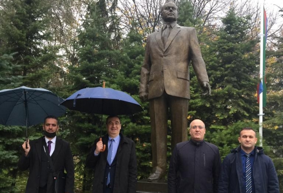 Zəfər Günündə ümummilli lider Heydər Əliyevin Belqraddakı heykəli ziyarət olunub