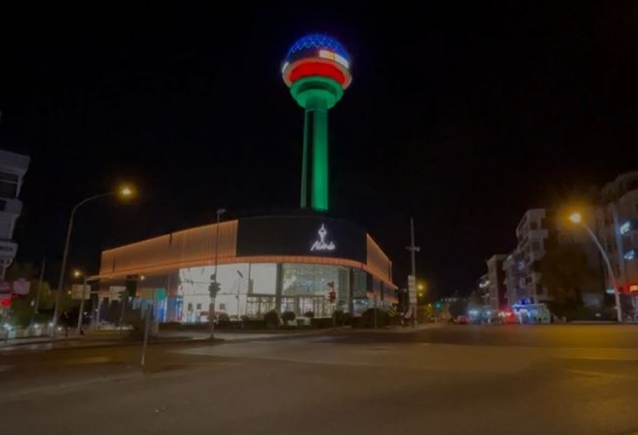 Zəfər Günü münasibətilə Ankaranın Atakule qülləsi üzərində Azərbaycan bayrağı əks olunub