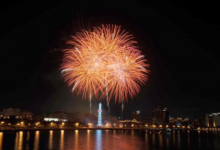 Se proyectó un vídeo dedicado al Día de la Victoria, se lanzaron fuegos artificiales en Shusha y Bakú