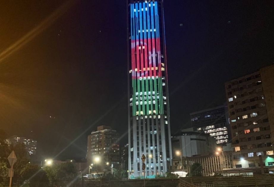 El símbolo de la capital colombiana se iluminó con los colores de la bandera de Azerbaiyán