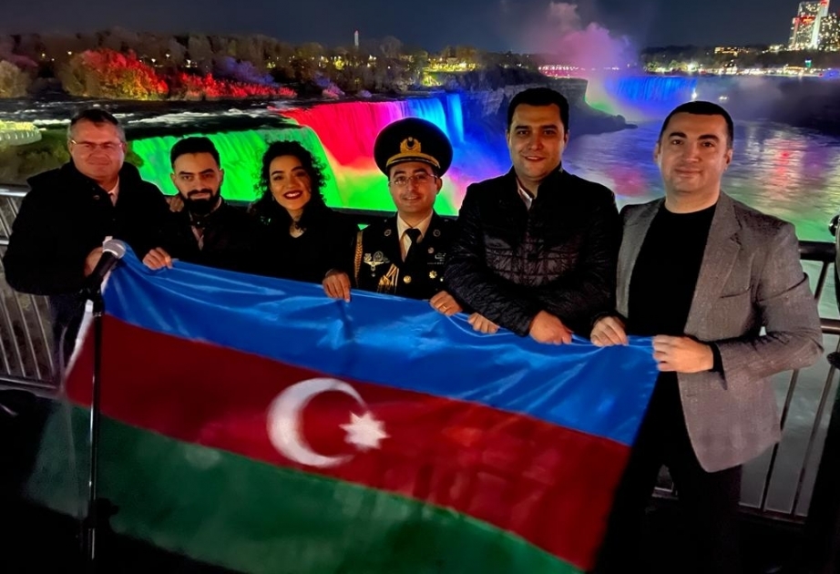 Las cataratas del Niágara se iluminan con los colores de la bandera de Azerbaiyán
