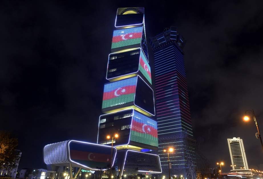 Tag des Sieges: Mehrere Gebäude in Baku in den Farben der aserbaidschanischen Flagge beleuchtet VIDEO
