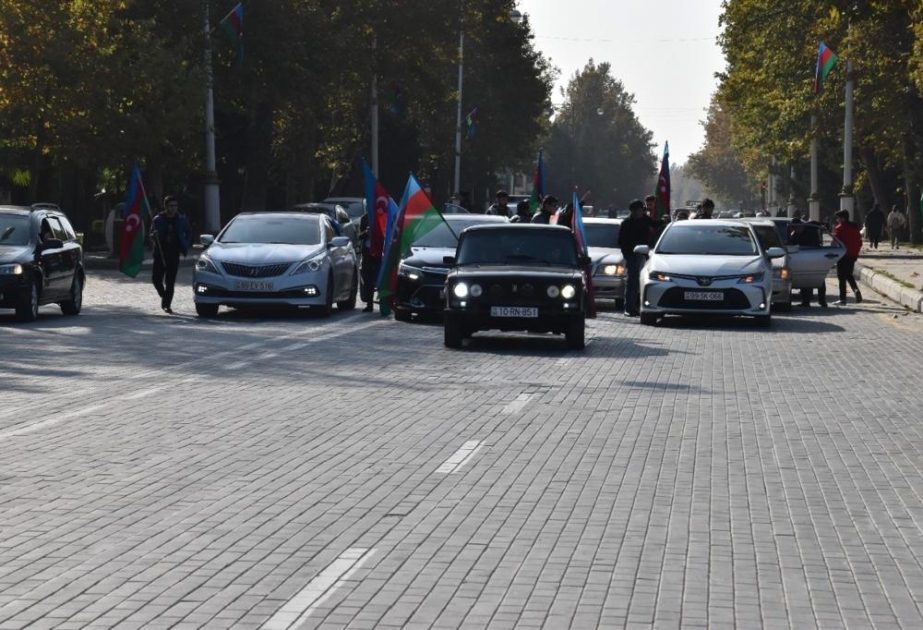 Yevlaxda Dövlət Bayrağı Günü münasibətilə bayraq yürüşü keçirilib