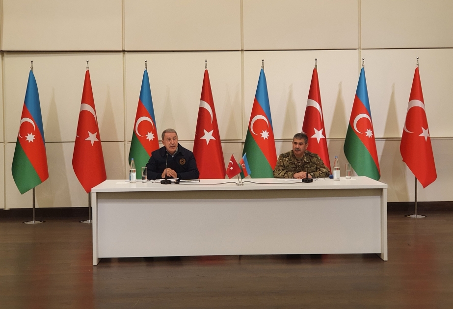Se celebra una rueda de prensa conjunta de los ministros de Defensa de Azerbaiyán y Turquía