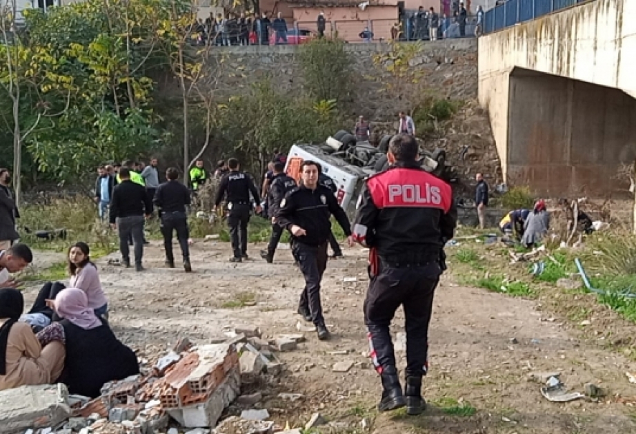 Türkiyədə məktəbliləri aparan mikroavtobusun aşması nəticəsində ölən və yaralananlar var