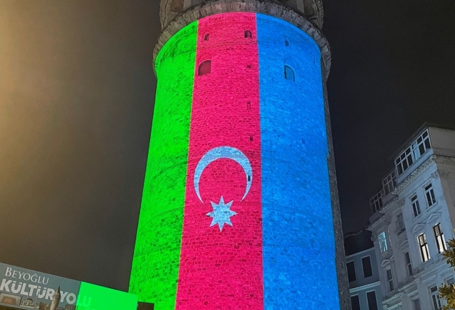 Se iluminan los símbolos de Estambul con los colores de la bandera de Azerbaiyán en el Día de la Victoria