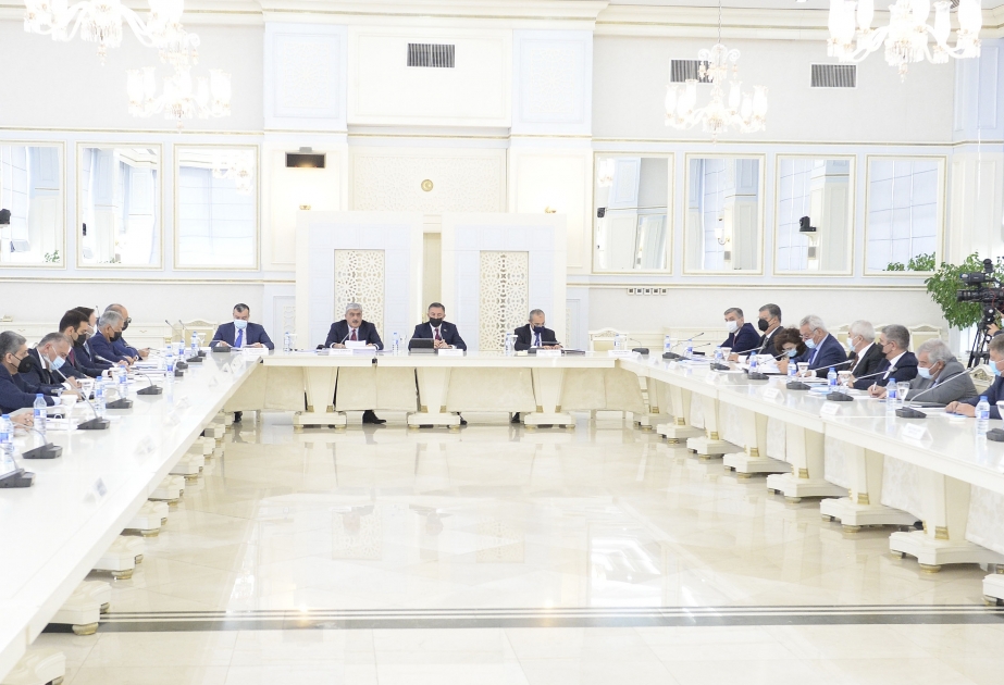 El Parlamento debate el proyecto de ley "Sobre el presupuesto estatal de la República de Azerbaiyán para 2022"