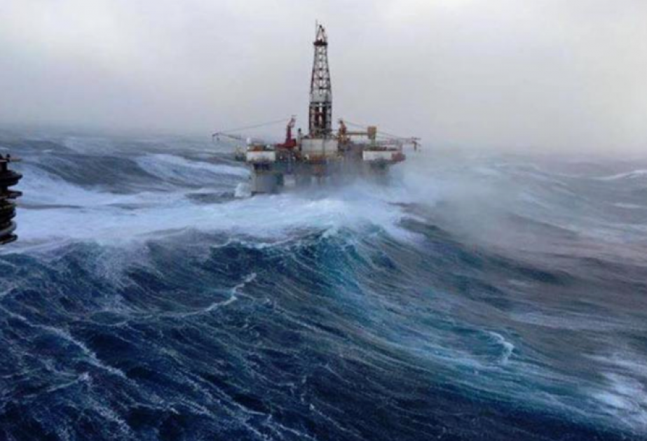 Высота волны в Каспийском море достигла 3 метров