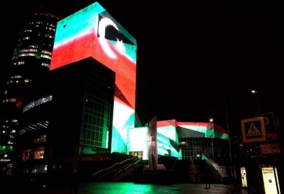 In Boris-Jelzin-Präsidentenzentrum für Aserbaidschan in Lichtstrahlen Blau, Rot, Grün beleuchtet