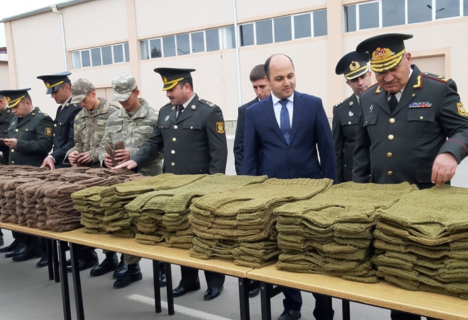 Sağlamlıq imkanları məhdud şəxslər tərəfindən toxunulan qış geyimləri hərbi hissəyə təhvil verilib