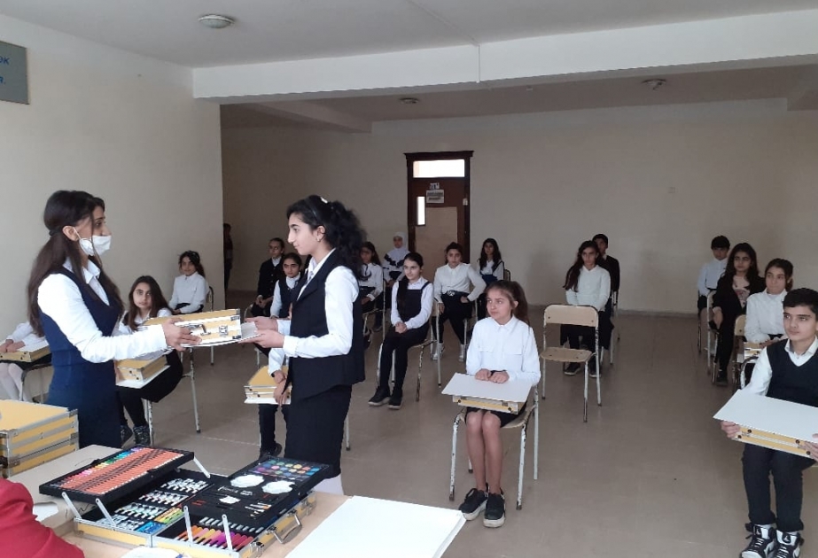 Astarada 20 şagirdə rəssamlıq üçün tam ləvazimat dəsti hədiyyə olunub