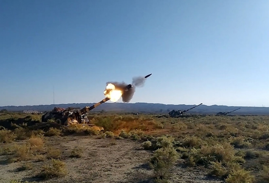 Las unidades de artillería-cohetes de Azerbaiyán realizan disparos de combate