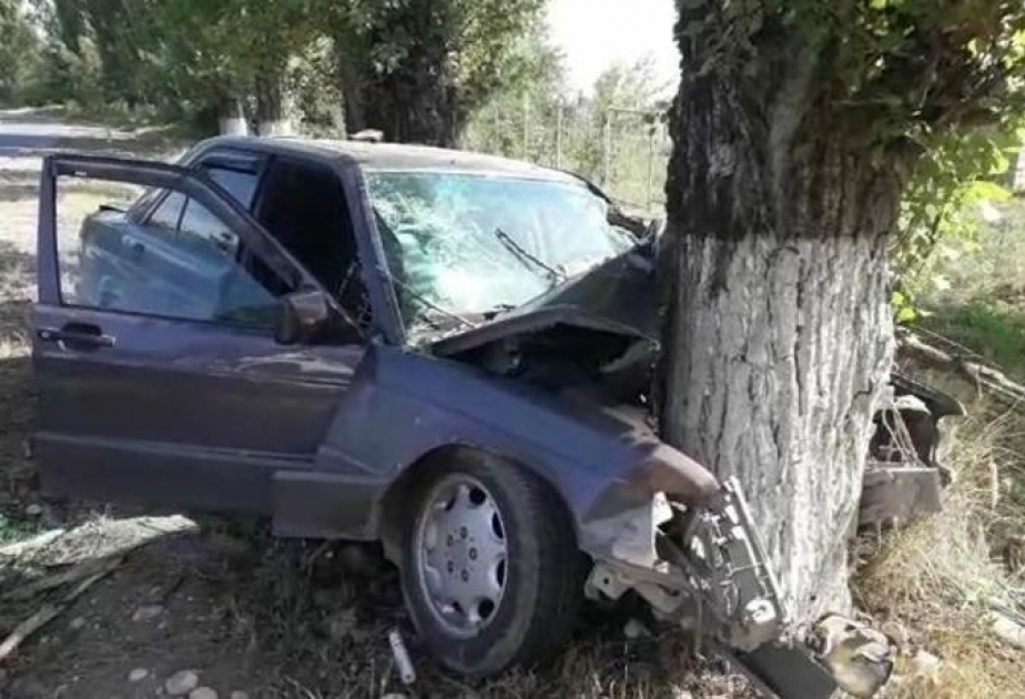 Oğuz rayonunda avtomobil ağaca çırpılıb
