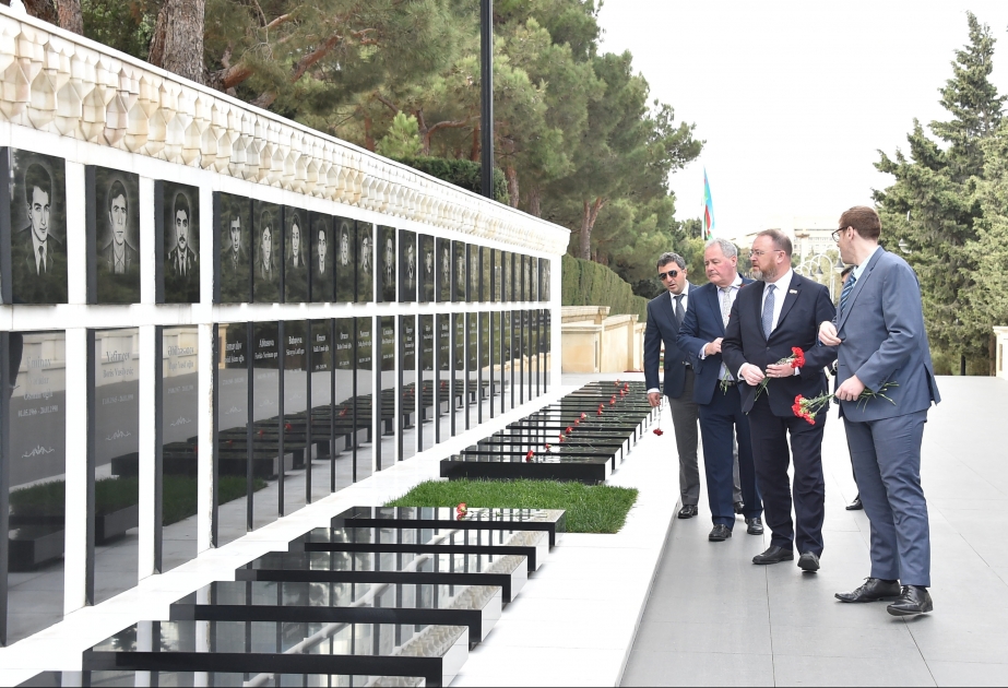 Böyük Britaniya-Azərbaycan parlamentlərarası dostluq qrupunun rəhbəri Şəhidlər xiyabanını ziyarət edib