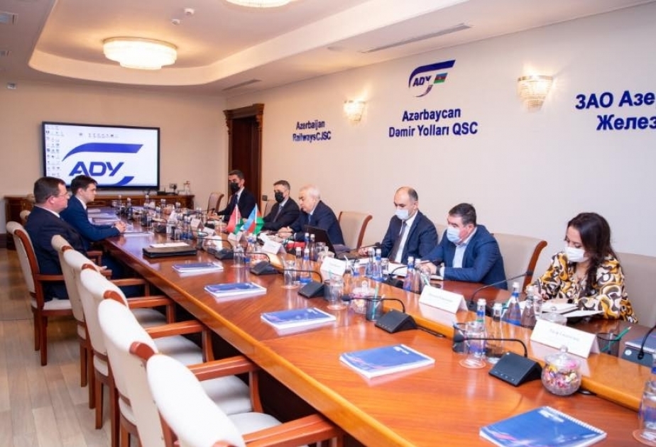 Azerbaiyán y Bielorrusia discuten la cooperación en el ámbito del transporte ferroviario

