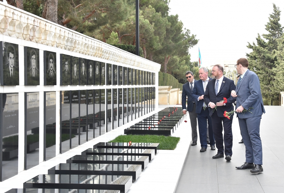 Le groupe interparlementaire d’amitié Grande-Bretagne -Azerbaïdjan visite l’Allée des Martyrs