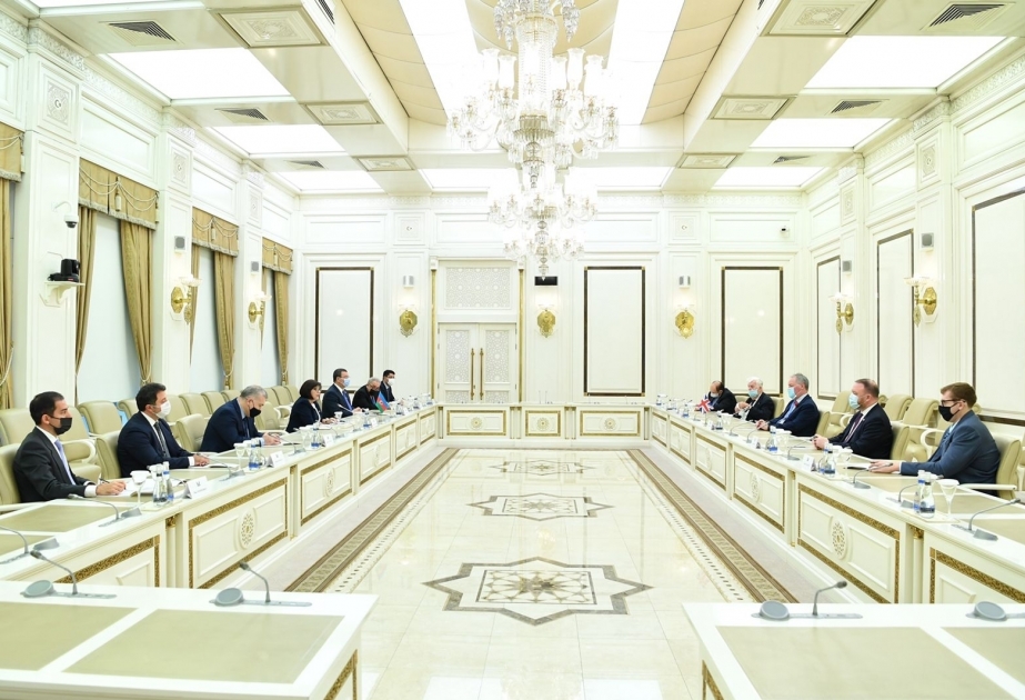 Presidenta del Parlamento se reúne con una delegación encabezada por el miembro de la Cámara de los Comunes del Reino Unido