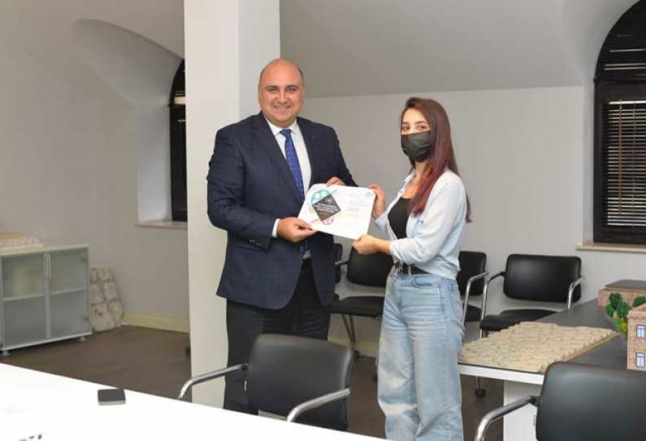 Beynəlxalq müsabiqədə birinci yeri tutan UNEC tələbəsi təltif olunub