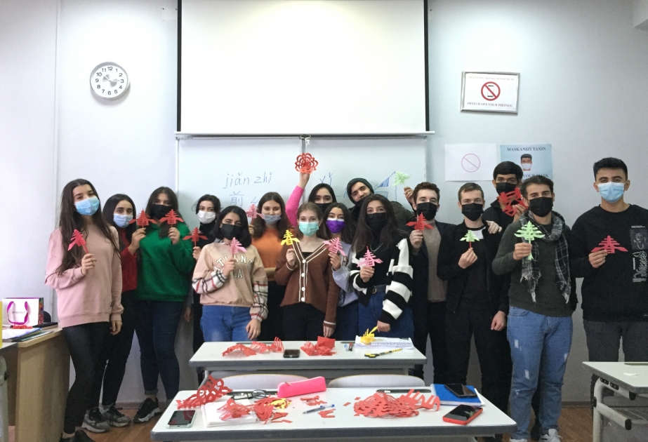 巴库国立大学孔子学院下设里海大学孔子课堂成功举办剪纸体验活动