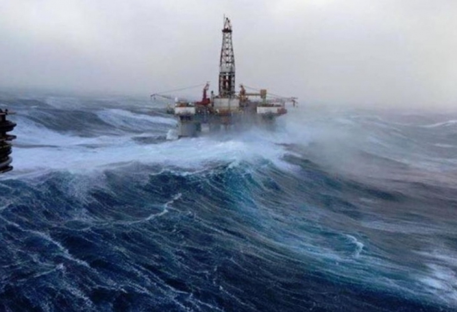 Высота волны в Каспийском море достигла 4,5 метра