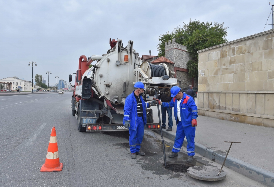 “Azərsu” intensiv yağıntılar səbəbindən kanalizasiyalarda yaranan problemlərin həllinə başlayıb