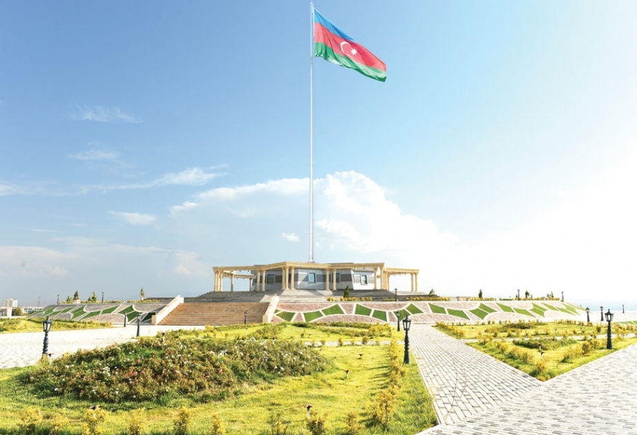 Üçrəngli Bayrağımız Naxçıvanda əbədi yüksəkliyə qaldırılıb