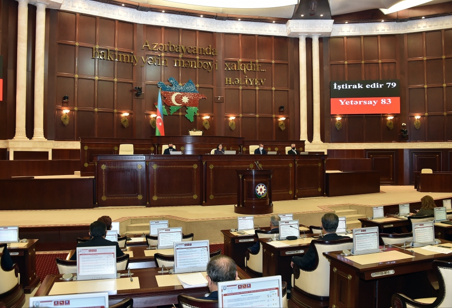 Milli Məclisin plenar iclasında 2022-ci ilin büdcə zərfi ilə bağlı müzakirələr davam etdirilir